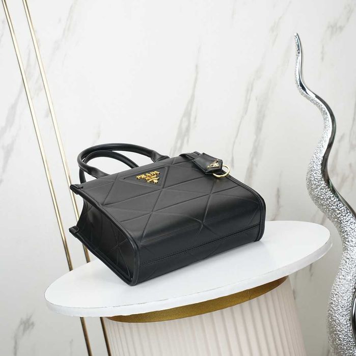 Torebka Prada czarna – idealna na codzienność i specjalne okazje