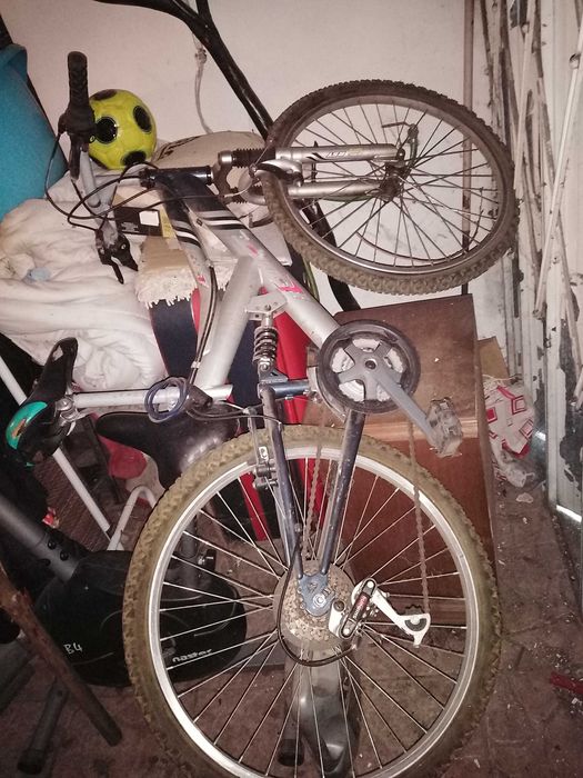 bicicleta em bom estado de conservação