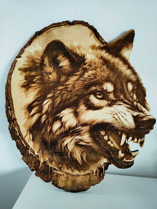 Wilk obraz wypalany w drewnie
