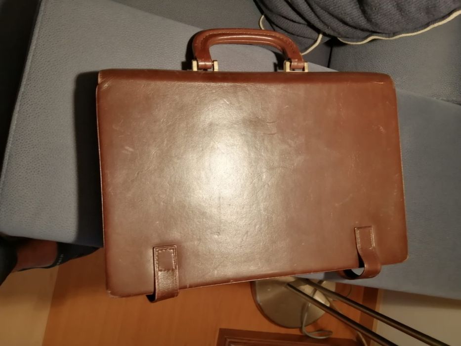 Pasta em cabedal castanho