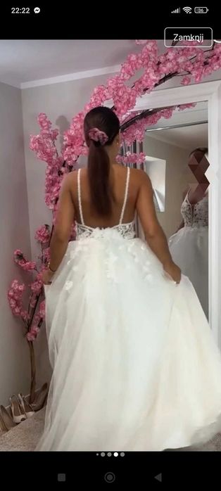 Suknia ślubna z rozporkiem