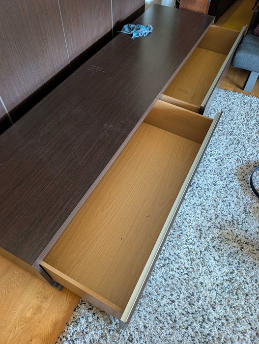 Conjunto de móveis em madeira escura para TV