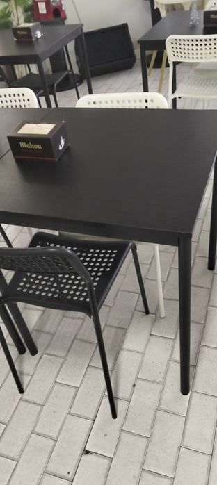 Mesas e cadeiras