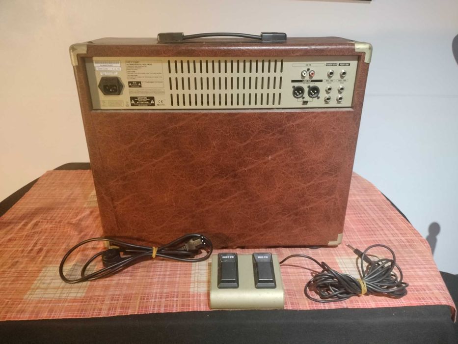 Amplificador Behringer ACX1800 Ultracoustic