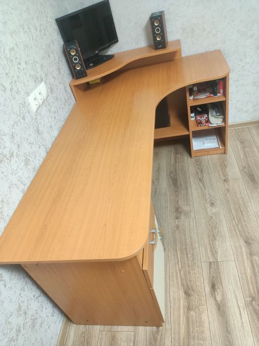 Кутовий письмовий стіл