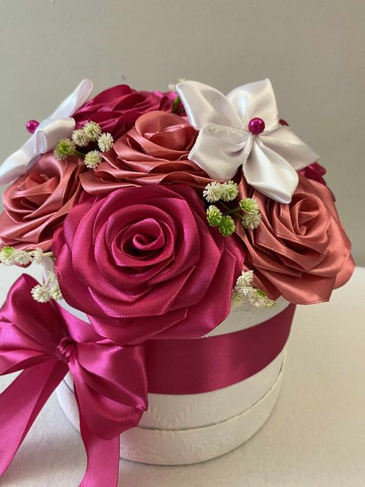 Flowerbox z róż ze wstążki w odcieniach różu i bieli