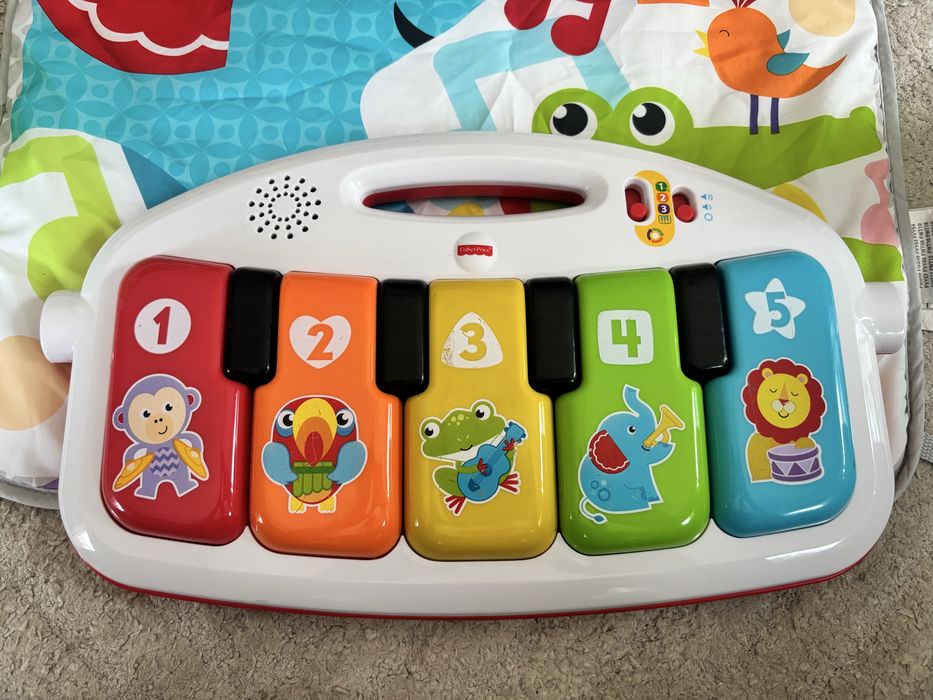 Fisher Price mata z pianinem
