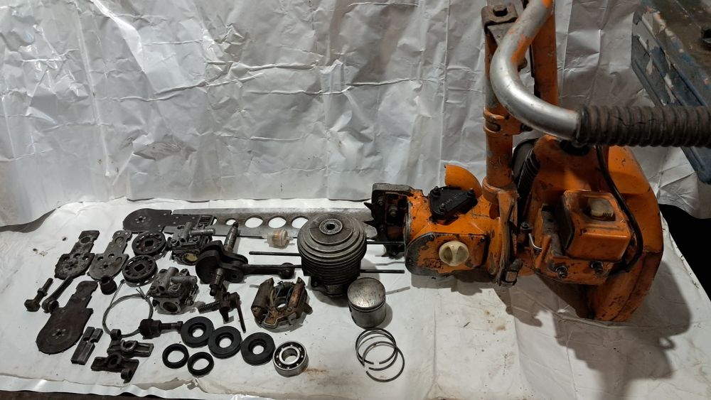 Продам бензопилу Урал на запчастини.