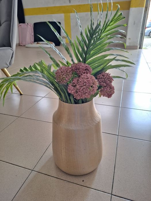 Vaso dourado com planta artificial