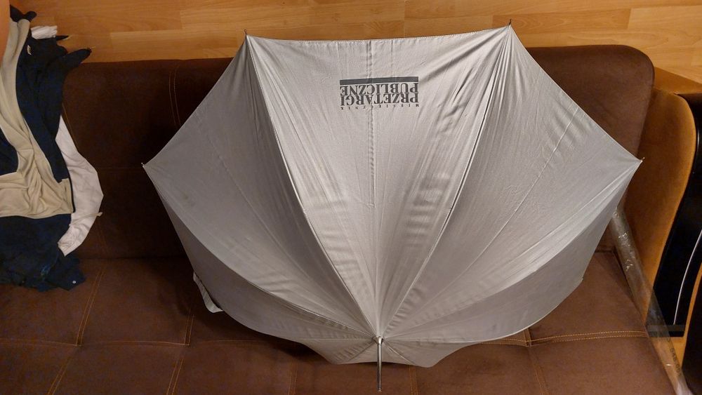 Duży srebrny parasol