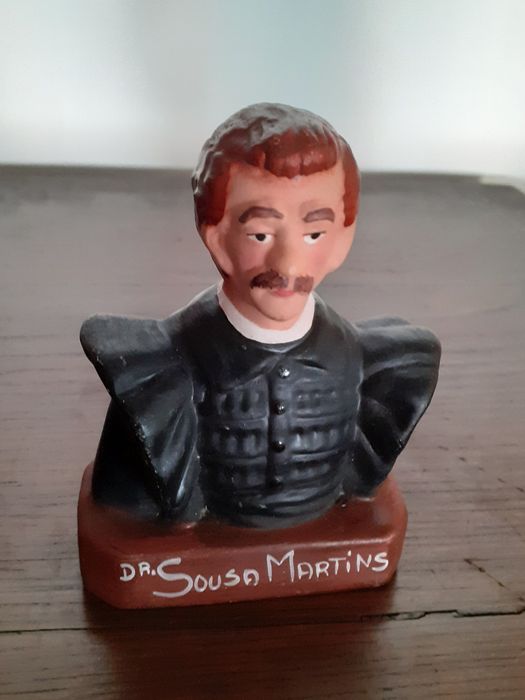 Busto do Dr. Sousa Martins.  Cerâmica.