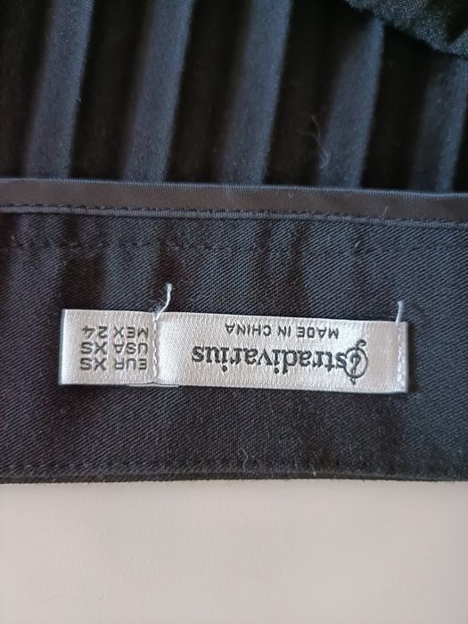 Saia preta plissada Stradivarius Xs
