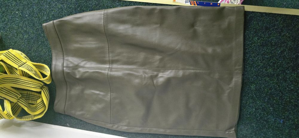 Шкіряна класична спідниця