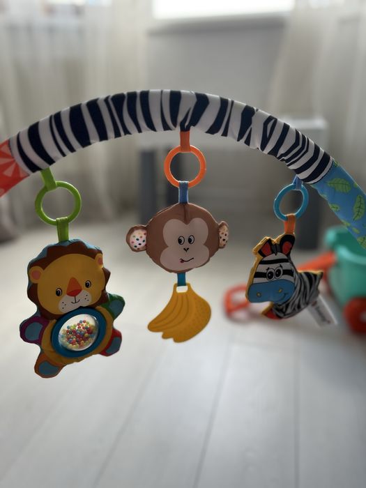 Дуга на коляску, арка з іграшками