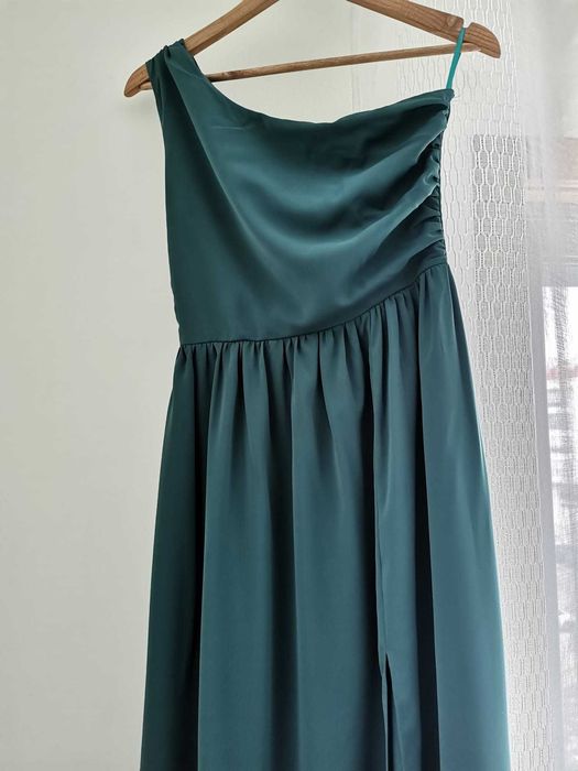 Vestido com um ombro descoberto