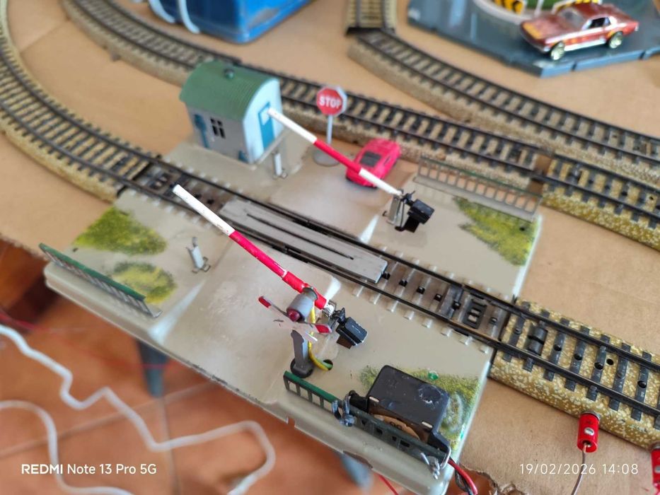 Pista de comboios elétricos (com 6 metros)