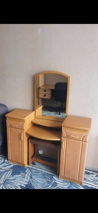 Toaletka z lustrem