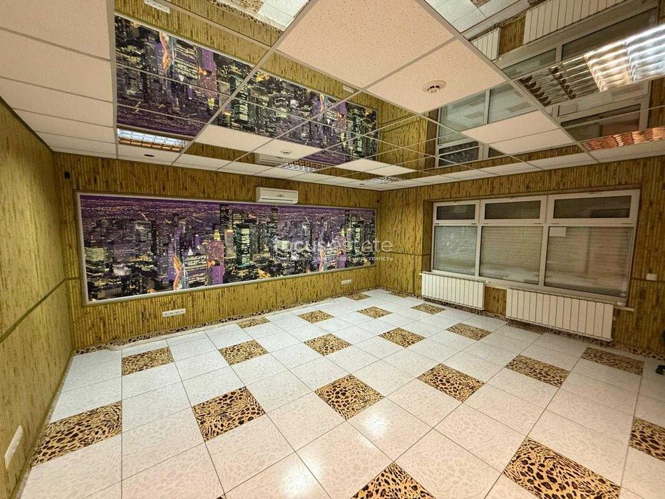 Без%. Фасад. Два входи. Офіс 220м2. Оболонь. Оболонська Набережна 15