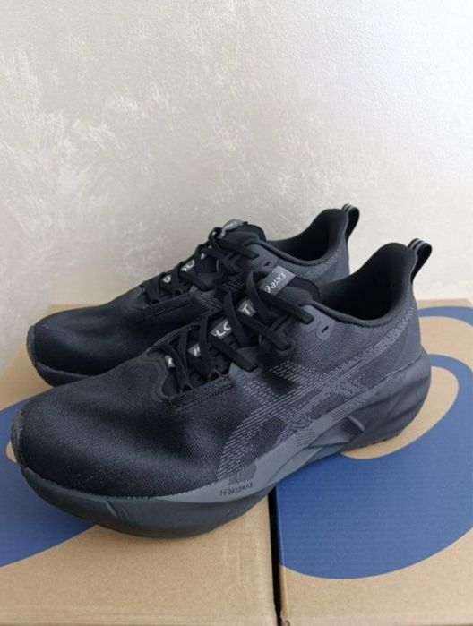 Продам кросівки asics novablast 5, походив 2 дні, не підійшли.