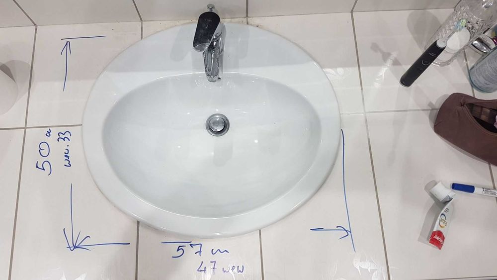 Umywalka cersnit do zabudowy z kranem oraz korkiem odpływowym