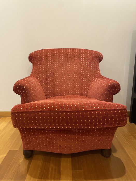 Conjunto: sofá + 2 poltronas + pousa pés.