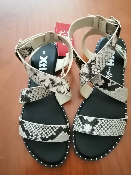 Sandálias novas com etiqueta marca Xti tamanho 39