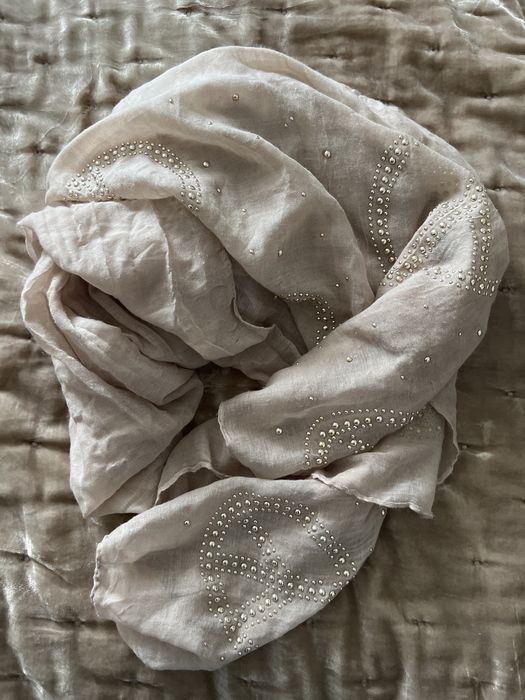 Szal ze zlotymi aplikacjami