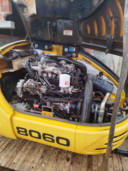 Giratória  JCB8060 6.4Toneladas 2007 e muitos acessórios.