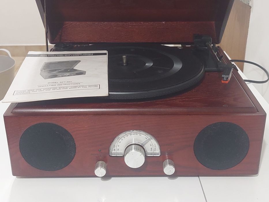 Gira discos  com rádio - estilo vintage