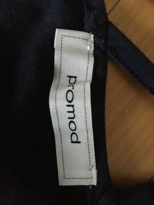 Granatowa sukienka na lato Promod