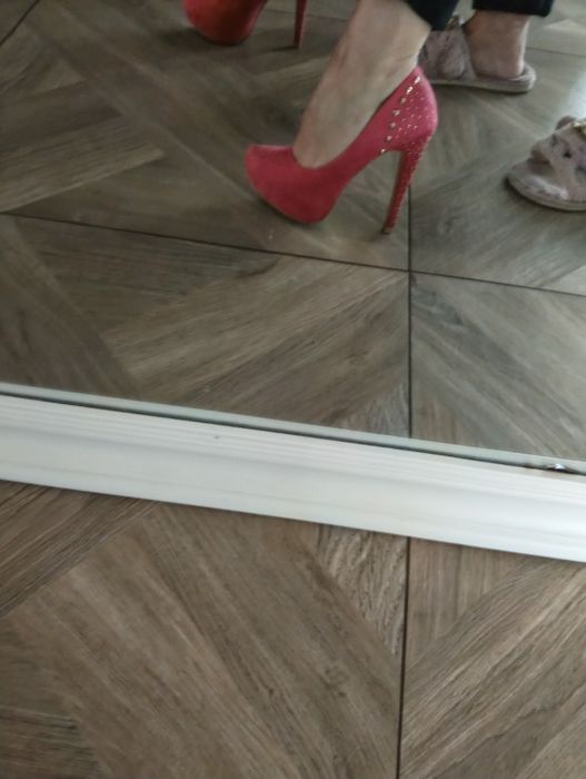 Buty na ukrytej platformie