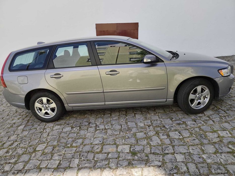 Volvo V50.