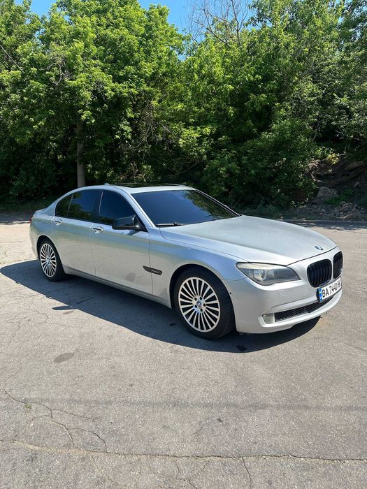 BMW 740i 2010 рік