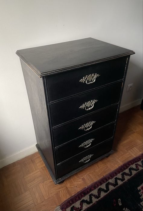 Móvel em madeira com 5 gavetas