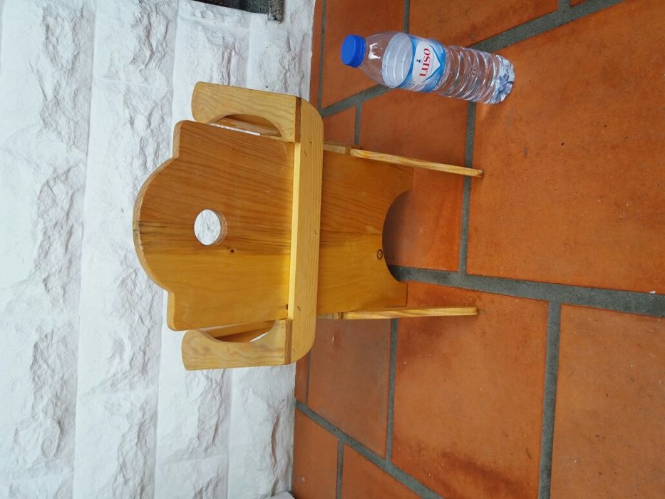 Cadeira de madeira pequena