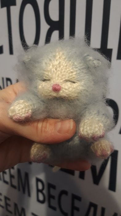 Вязаная игрушка, спяший котёнок