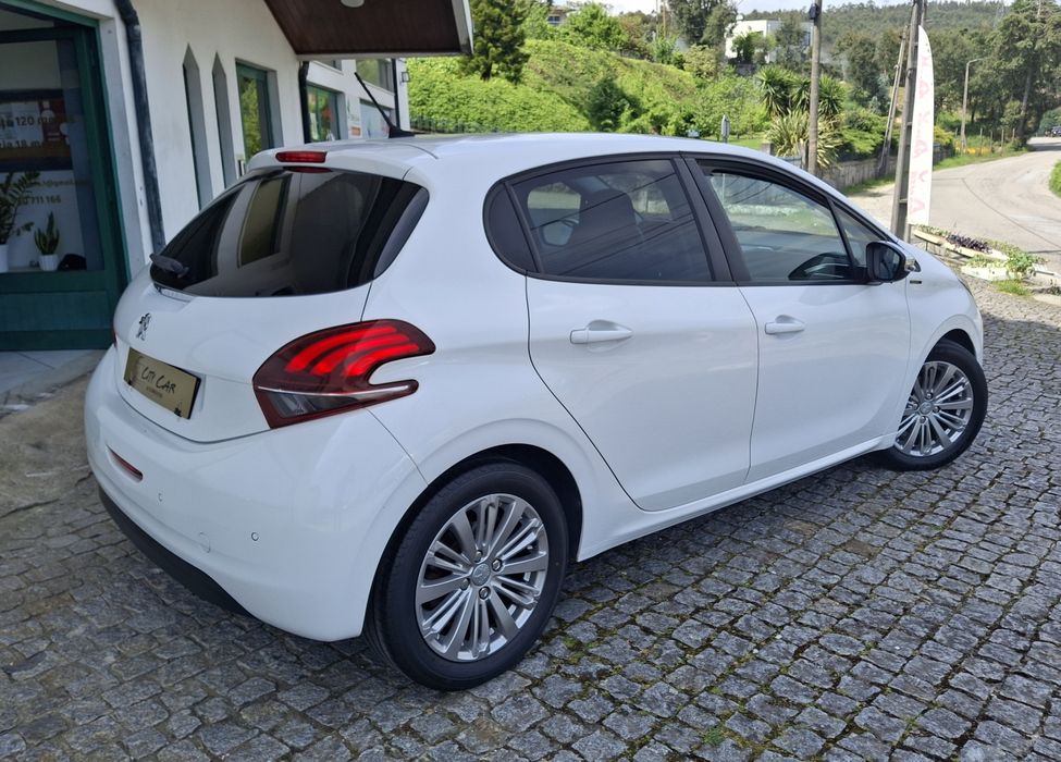 Peugeot 208 Signature