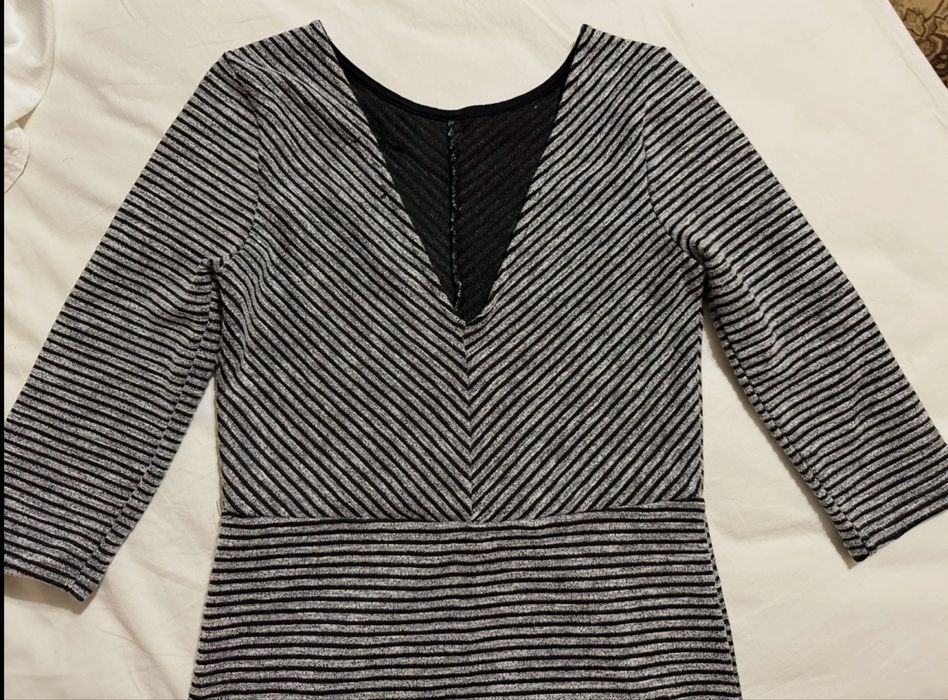 Плаття в полоску, сіре, рукав три четверті