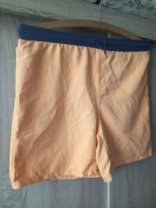 Pomarańczowe spodenki