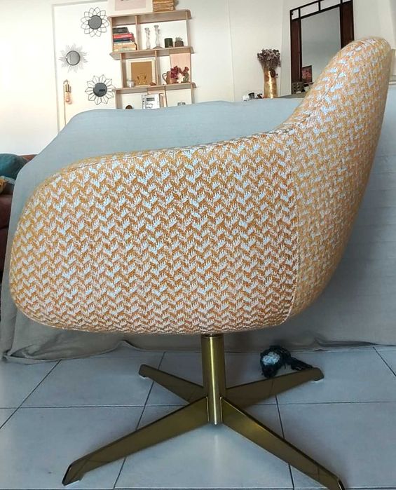 Cadeirão amarelo e branco