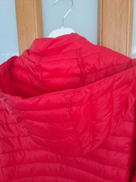 Piękna czerwona kurtka wiosenna