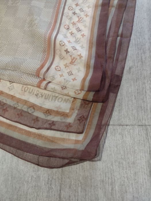 Beżowa chusta Louis Vuitton