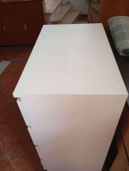 Cómoda branca de 4 gavetas