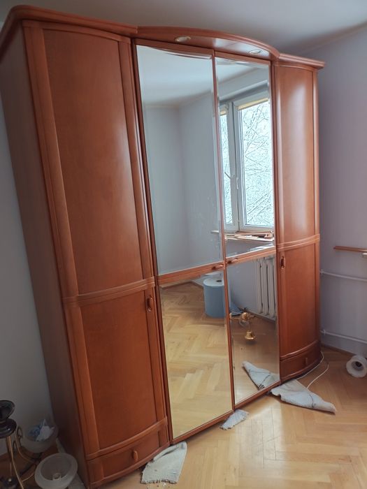 Duża szafa z oświetleniem