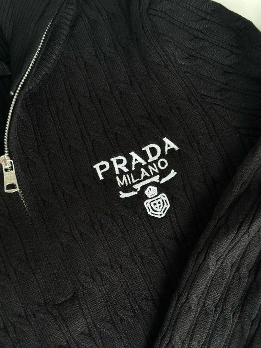 Кофта Prada з горловиною