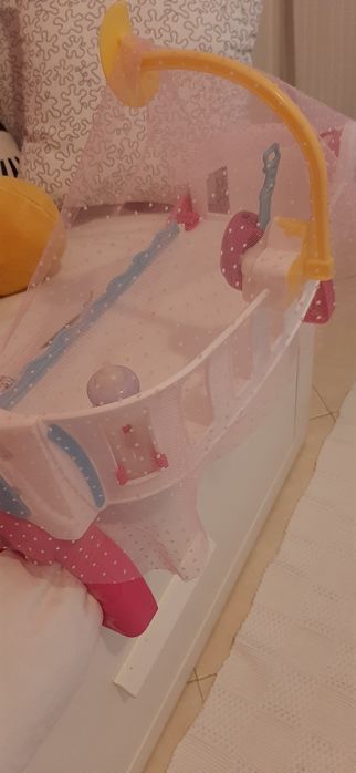 Cama de bebé marca Nenuco para crianças,com acessórios