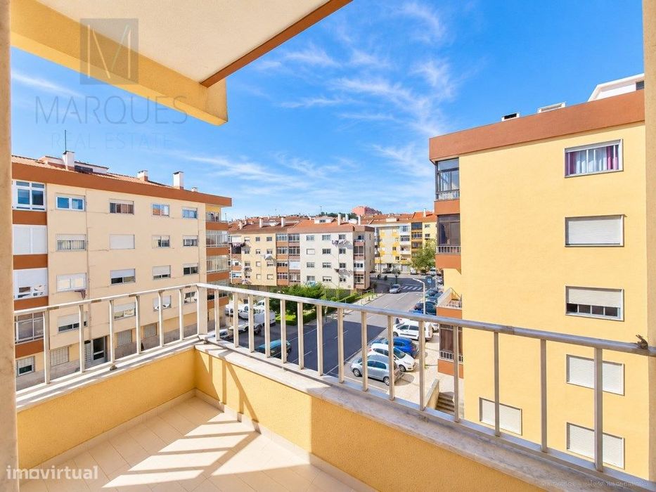 Apartamento T2 com Arrecadação em Casais de Mem Martins - Rio de Mouro