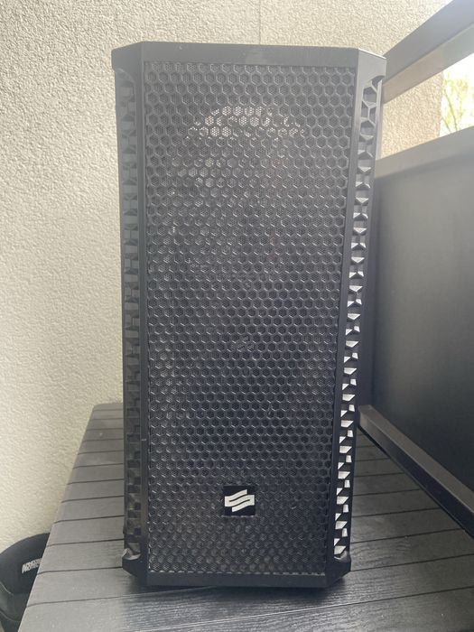 Komputer stacjonarny z monitorem i gratisami