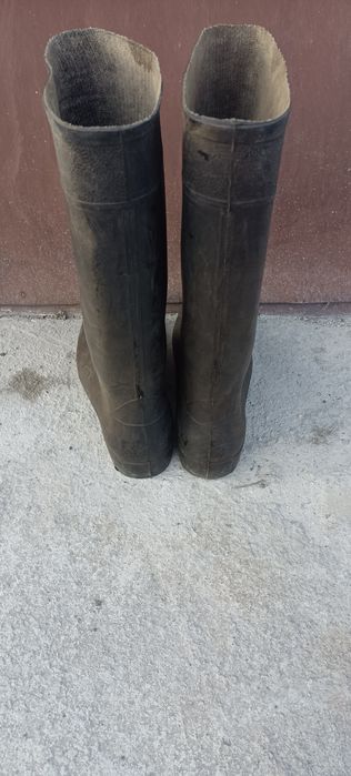 Продам ризинову обув в гарному стані