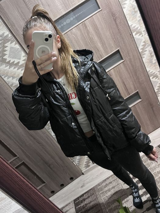 Czarna puchowa kurtka z kapturem błyszcząca brokatowa Primark